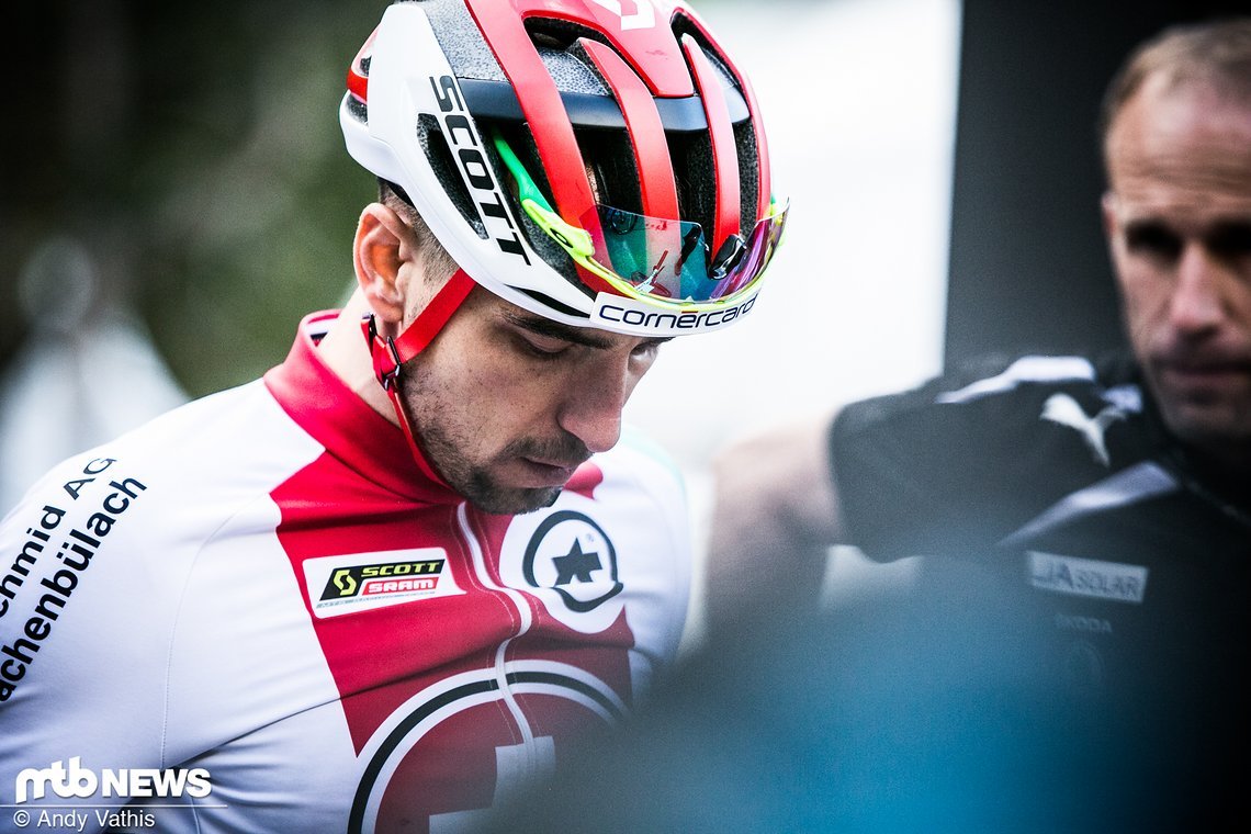 Nino Schurter wirkt vor dem Start sehr konzentriert. Der Olympiasieger ist Profi durch und durch und bereitet sich auch aufs Staffelrennen hochprofessionell vor.