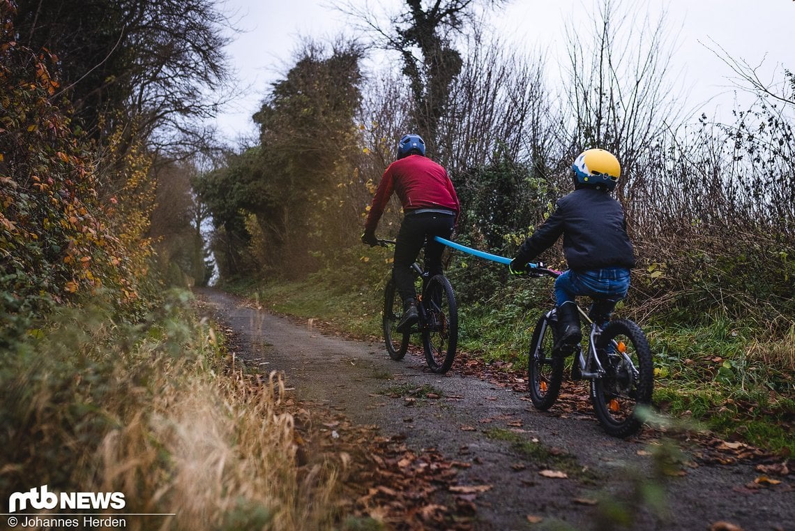 Auch wenn unsere Testfotos nur auf befestigten Wegen gemacht wurden, macht das Kids Ride Shotgun-Seil auch auf Waldwegen und leichten Uphill-Trails eine gute, kontrollierte Figur.