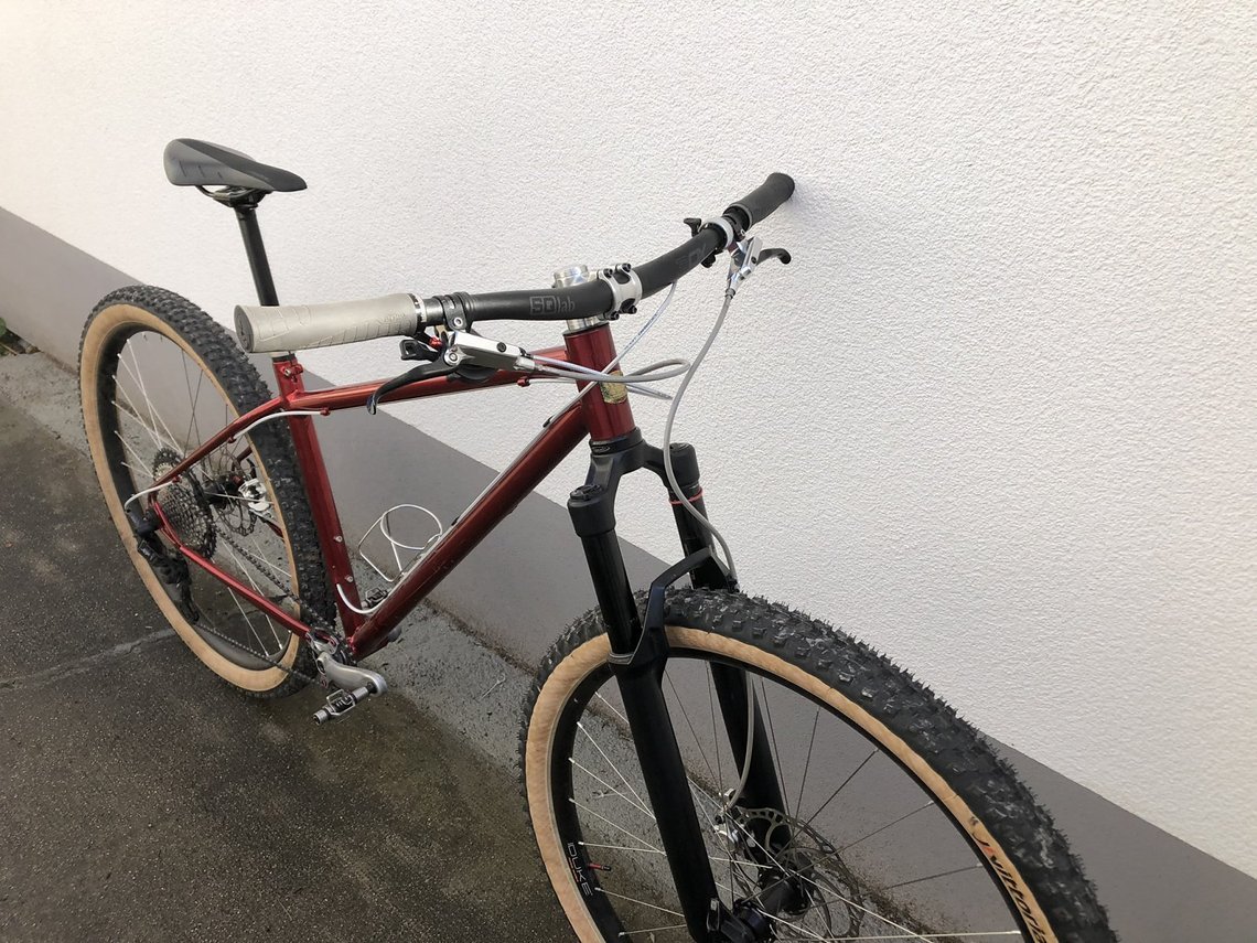 Auch die silbernen Bremshebel ...