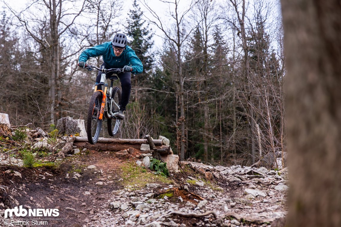 Mit seinen 125 mm Federweg am Heck freut sich das Commencal Tempo über einen aktiven Fahrstil.