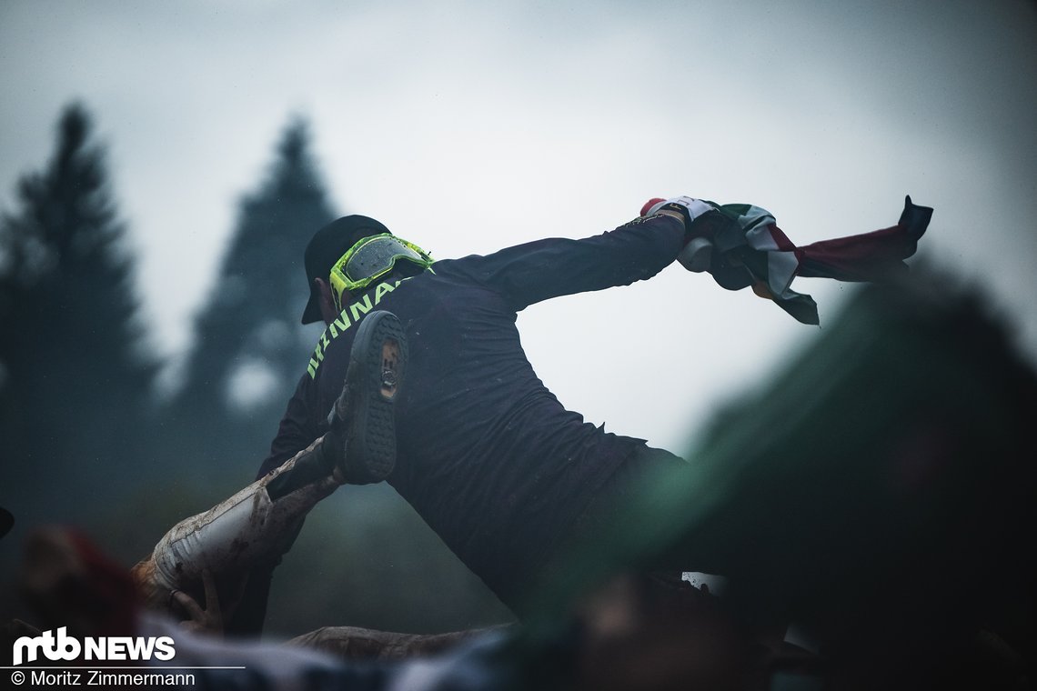 Während Amaury Pierron schon längst in der Menge verschwunden ist, checkt Greg Minnar mal eben die Cleat-Einstellung von Andi Kolb.