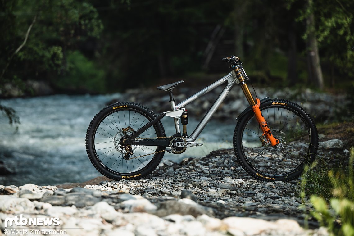 Asa Vermette ist auf einem schlichten aber durchaus schicken Frameworks DH-Bike unterwegs.
