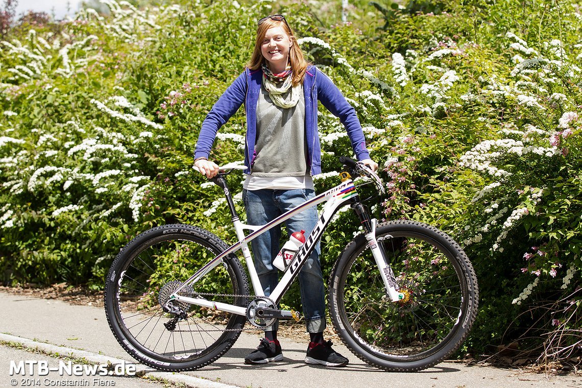 Die Frohnatur Alexandra Engen mit ihrem Weltmeister-Sprintbike.