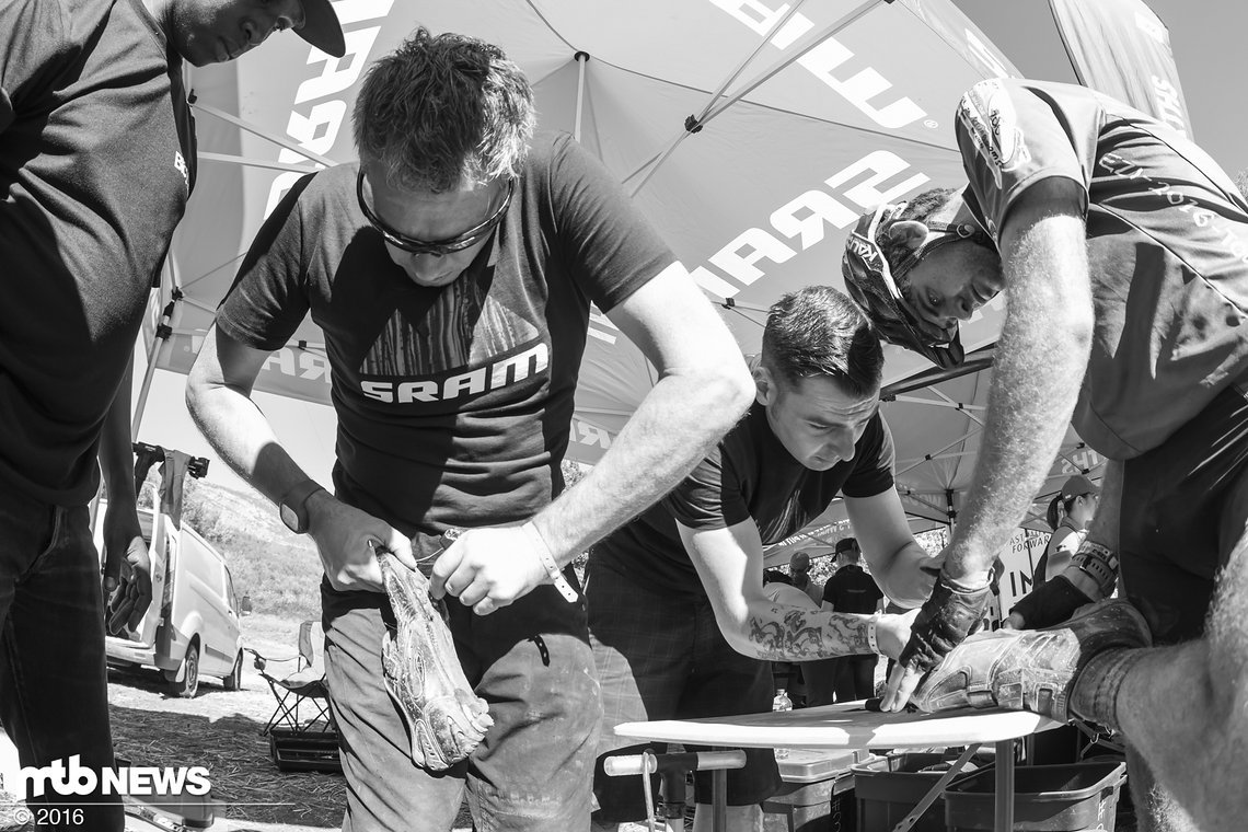 Der Sand und der Staub verursachen ungewohnte Probleme. Die Mechaniker müssen die Cleats von Verunreinigungen säubern.
