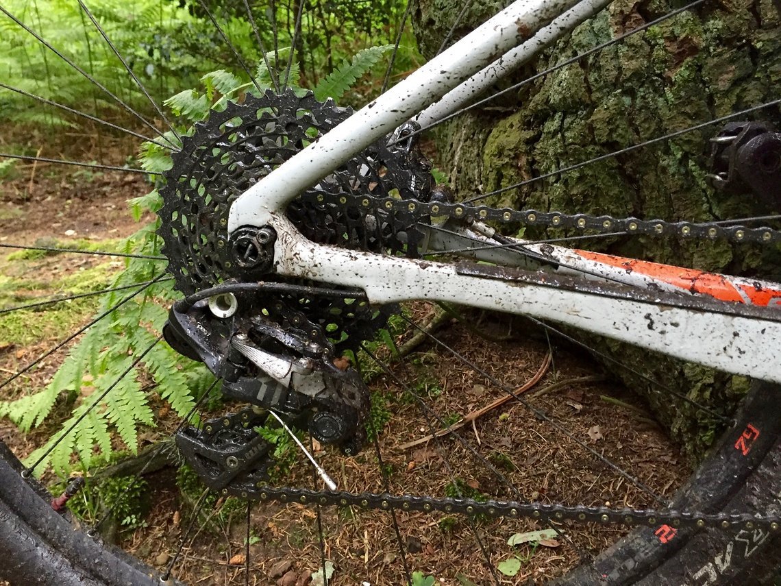 Connex Kette als hübsche Alternative zur Originalen von SRAM