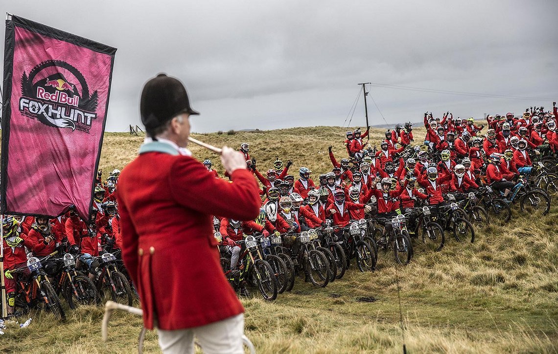 Ein traditionelles Horn blies zum Rennstart Ein traditionelles Horn blies zum Rennstart