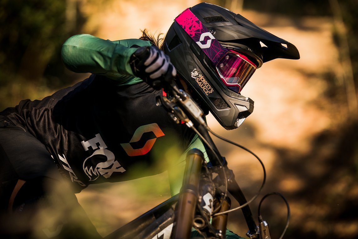 scott-sports-scott-dh-factory-bike-actionimage-2019-marine-cabirou-DSC001601