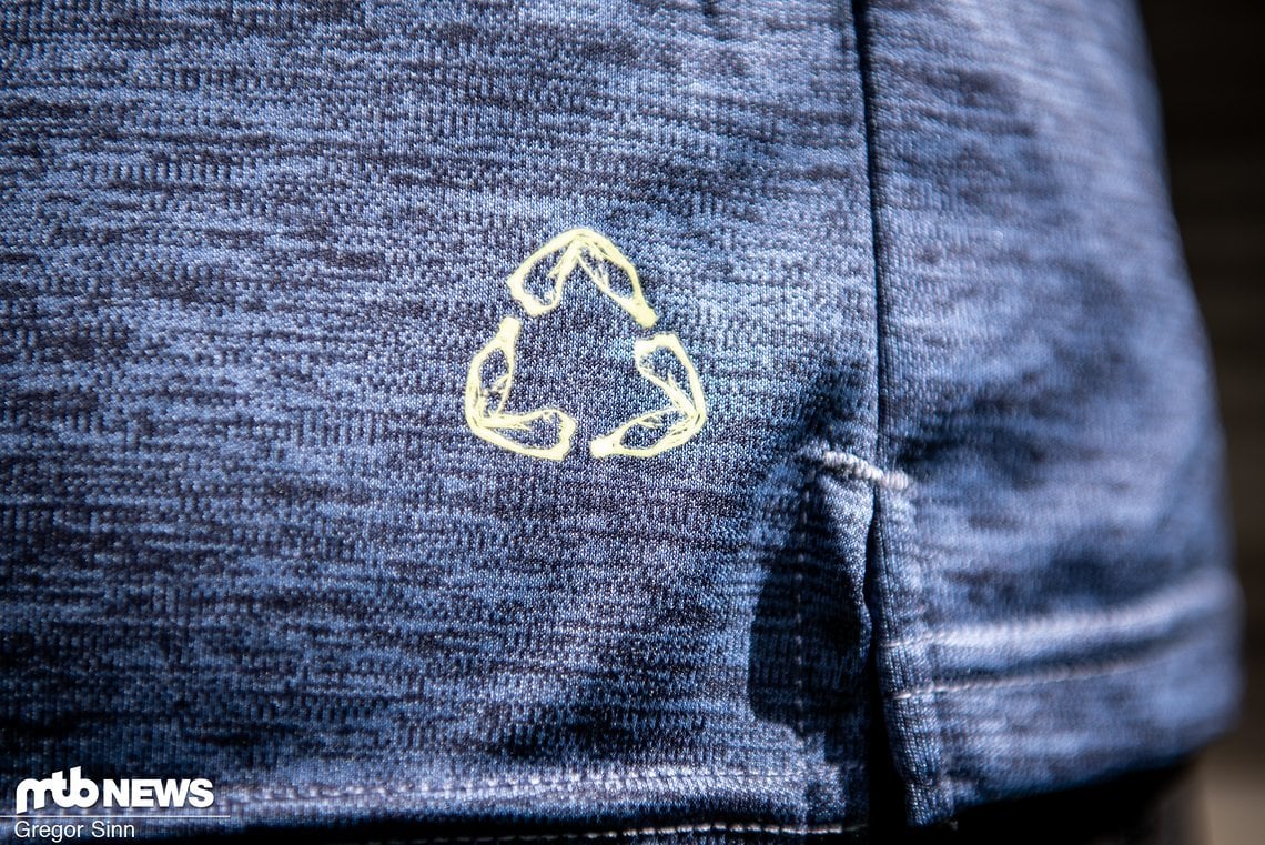 98 % des Shirts besteht aus recyceltem Polyester.