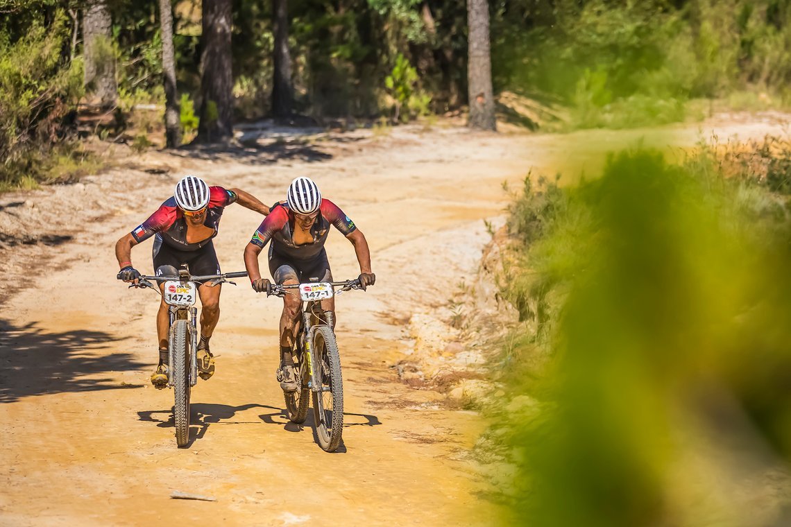 Zusammenhalt im Team ist eine der wichtigsten Faktoren, um beim Cape Epic zu bestehen: Dies gilt für alle Hobby-Sportler gleichermaßen wie für die Top-Stars der Szene
