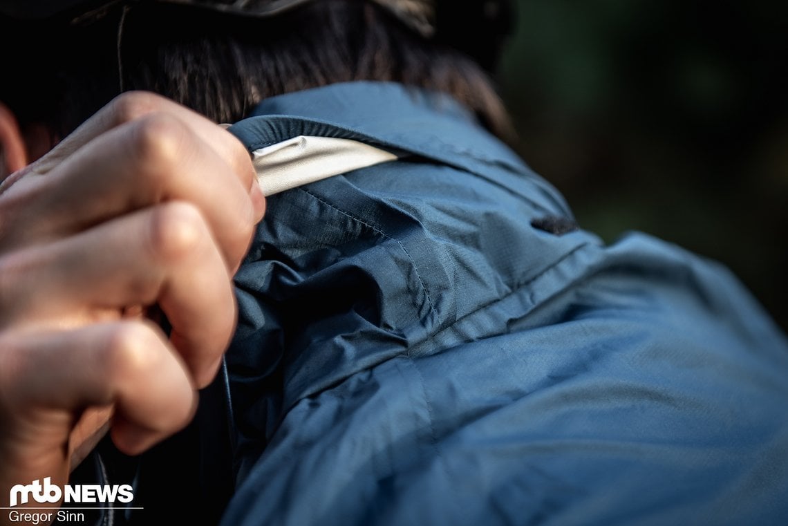 Die Kapuze kann im Kragen verstaut werden