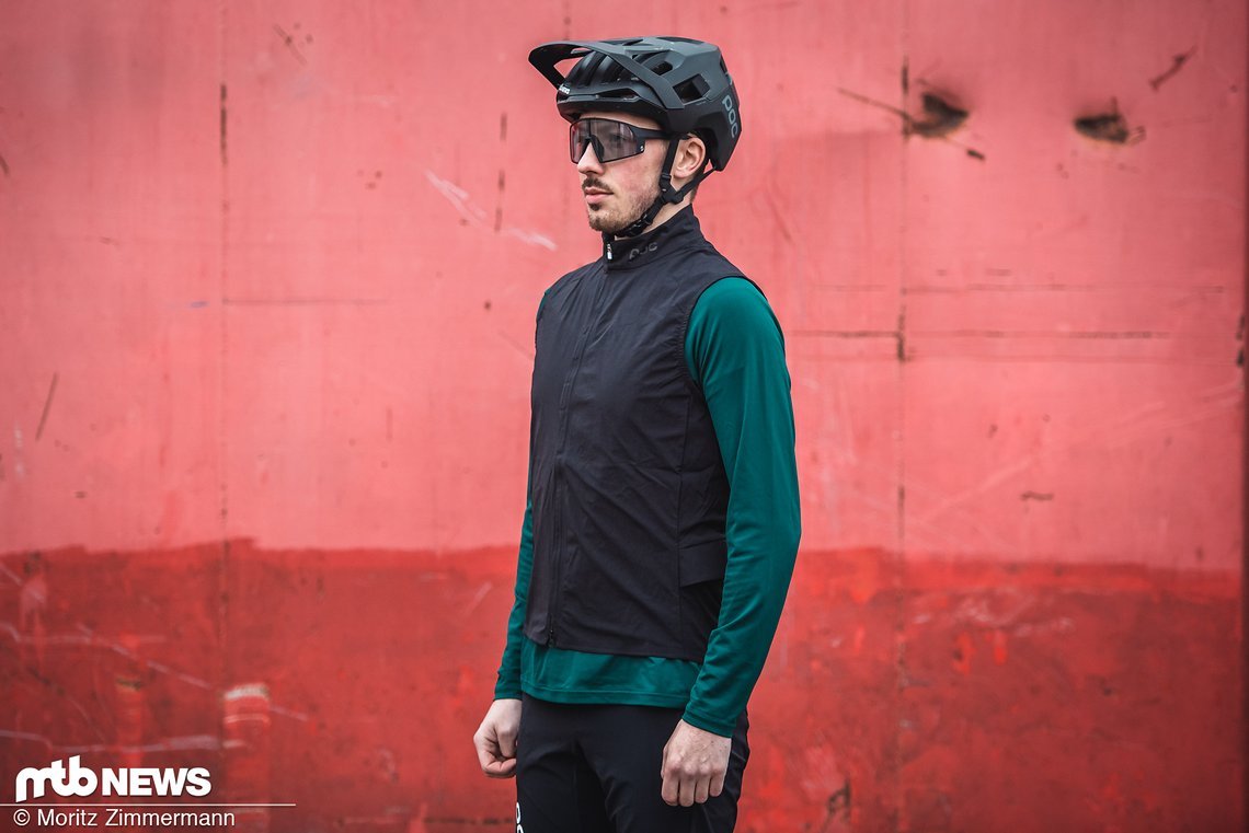 Die Poc All-Weather Vest setzt auf ein gewebtes Material und liegt preislich bei 130  €.