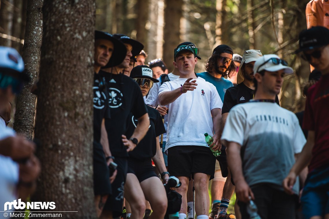 … hat Jamie Edmondson mal kurz den Kids erklärt, wie man am schnellsten durch den Wald kommt.