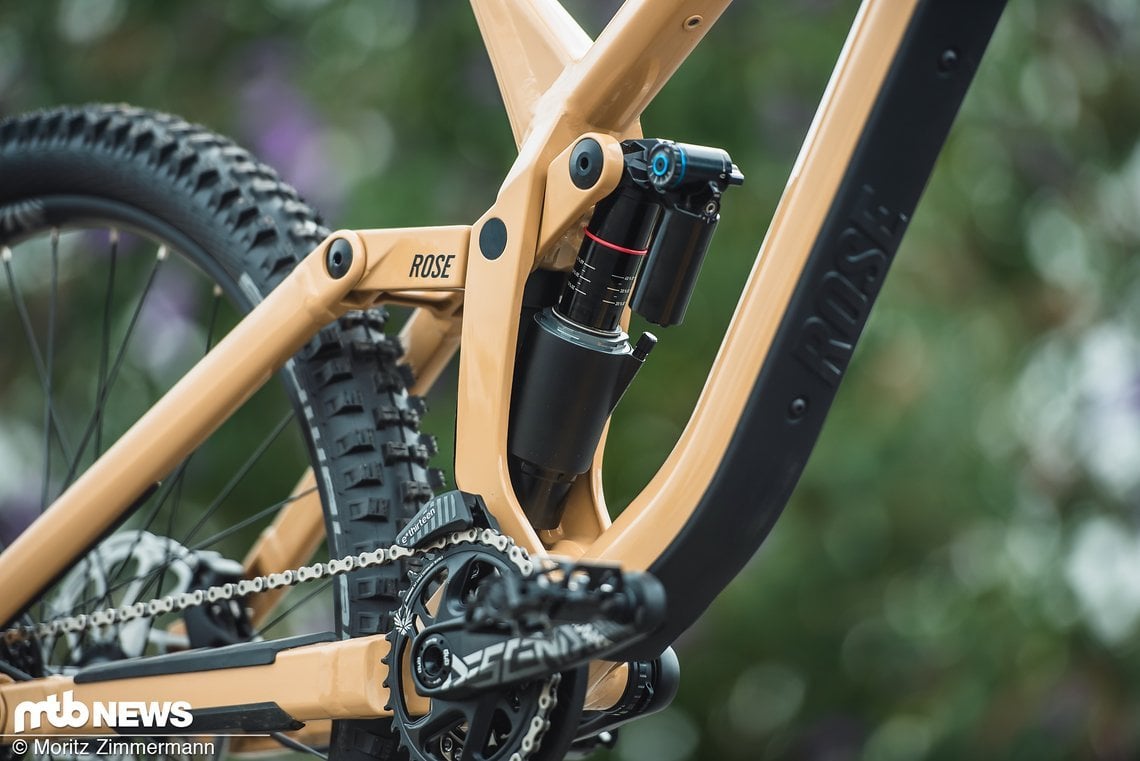 Am Heck ist der brandneue RockShox Vivid in Ultimate DH-Ausführung verbaut.