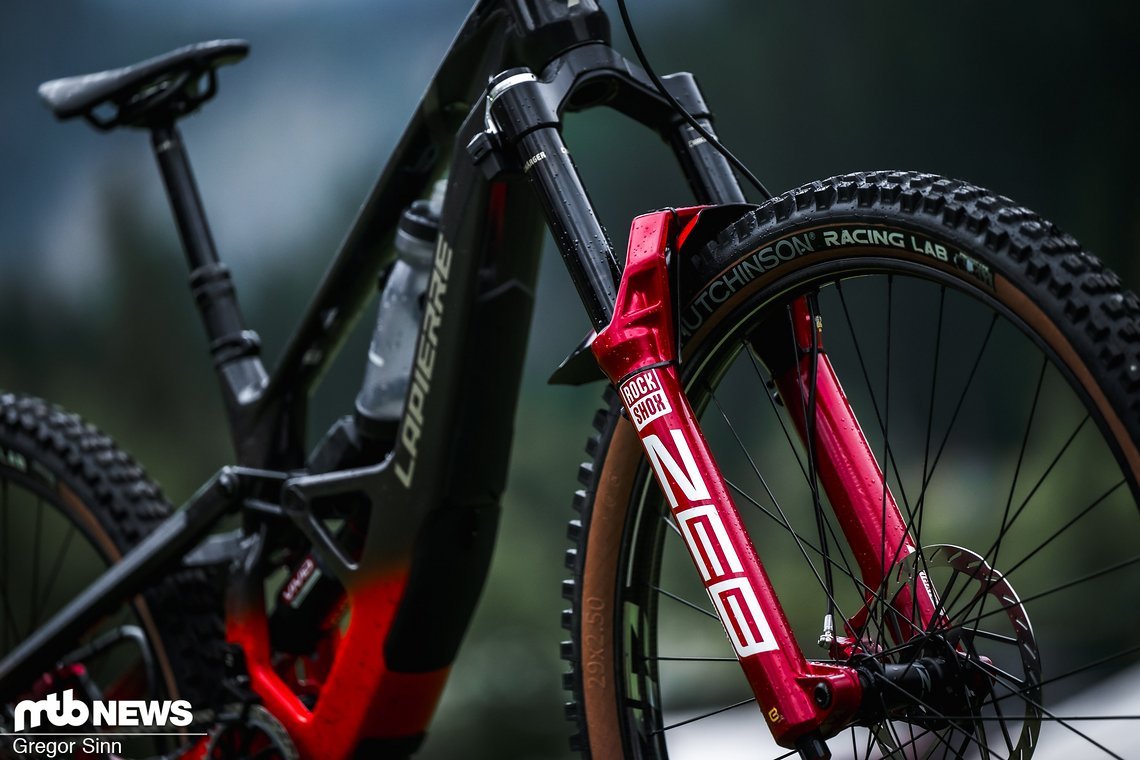 An der Front sorgt eine knallrote RockShox Zeb für Kontrolle.
