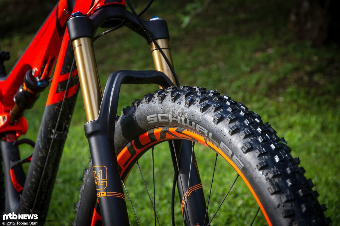 Am Test-Bike ist noch die breite Fox 34 montiert, in der Serie kommt die schlankere 29" Version zum Einsatz, die für Reifen bis 2,8" Breite (27,5") freigegeben ist