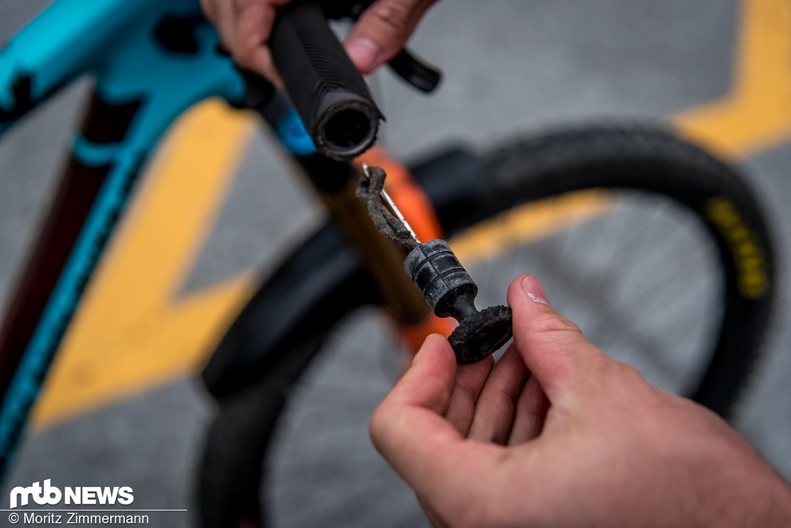 Mit dem Sahmurai Sword kann man Löcher in Tubeless-Reifen in aller Eile von außen zustopfen