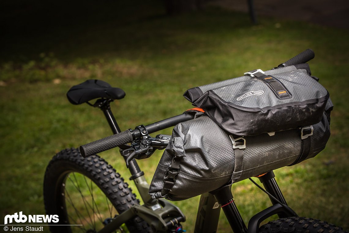 Ortlieb Packtaschen am Lenker.