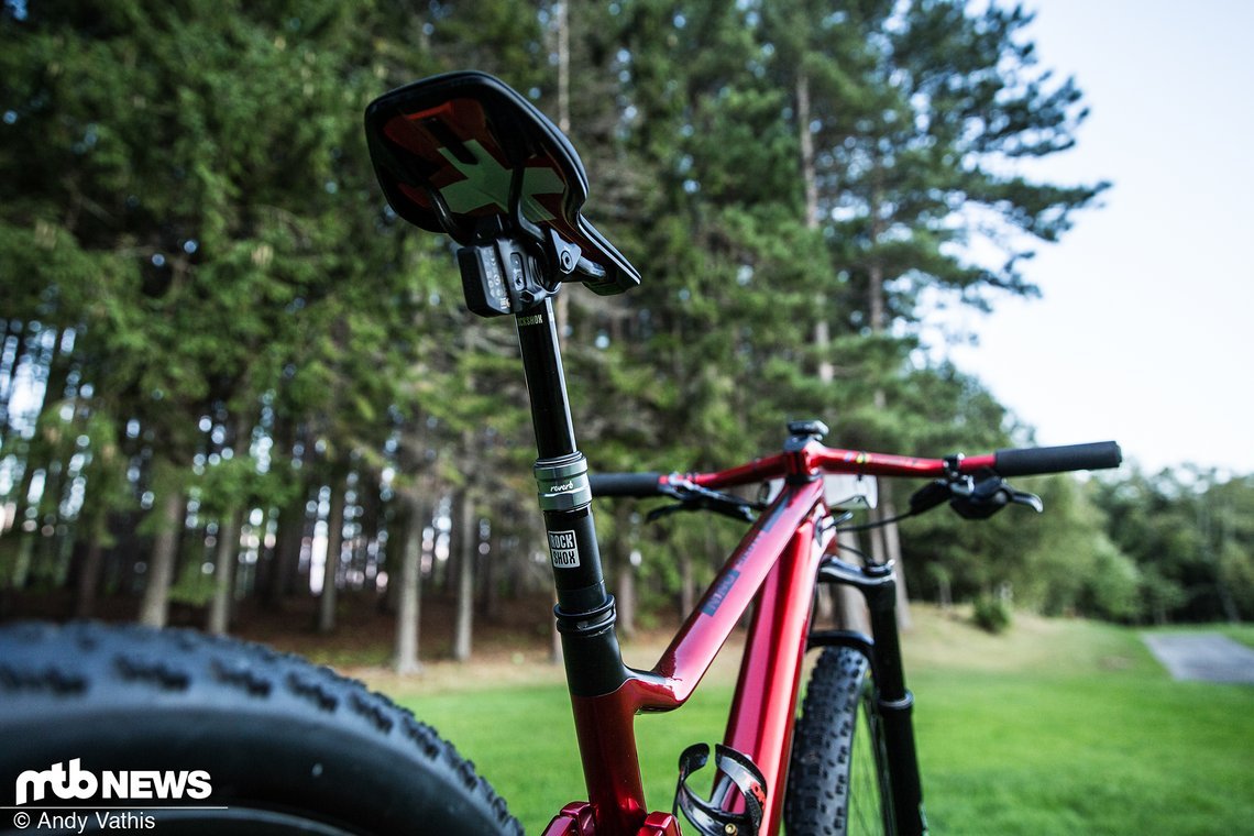 Passend zur SRAM Eagle AXS-Schaltung kommt natürlich auch die RockShox Reverb AXS-Variostütze zum Einsatz