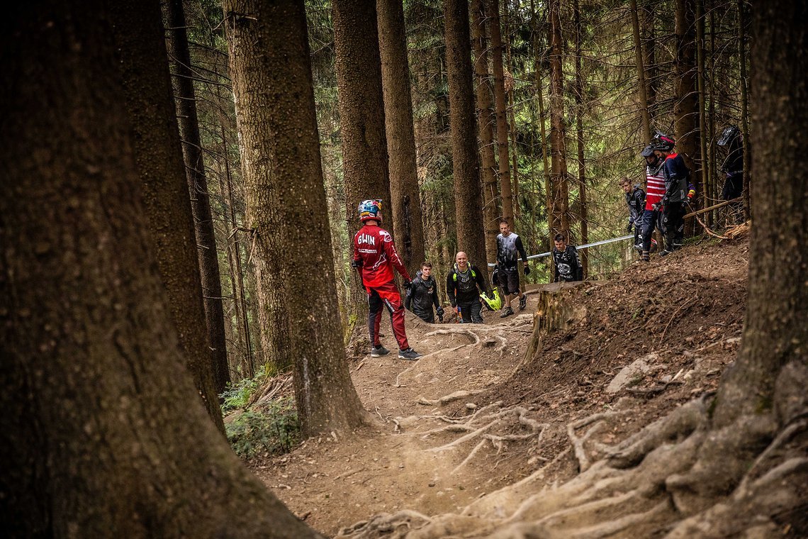 Aaron Gwin erklärt den Teilnehmern technische Kniffe am Rande der Strecke