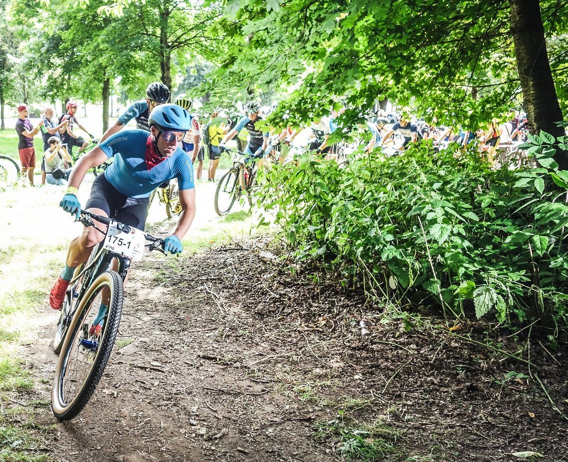 Vollgas in die erste Kurve und Power auf das Pedal.