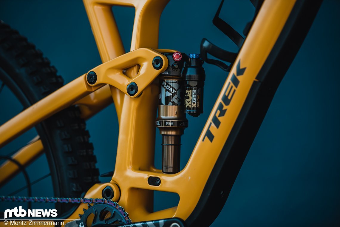 Der großzügige Unterrohrschutz liegt bei unserem Testbike im oberen Teil nicht flächig am Rahmen an, sondern wölbt sich unschön nach außen.