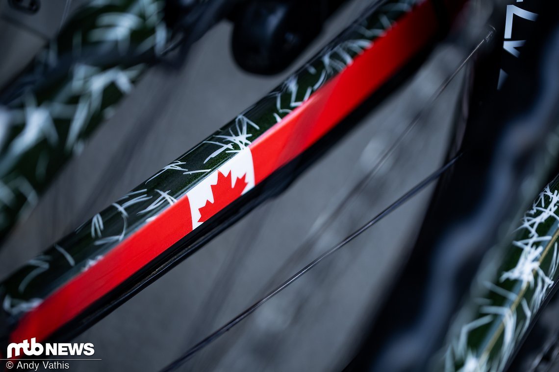 Während Graceys Bike an ihre Herkunft aus Kanada erinnert …