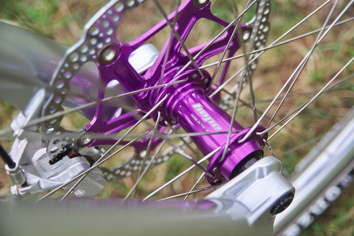 ... die ebenso wie die schicken Hope Pro5 Naben in Purple gehalten sind