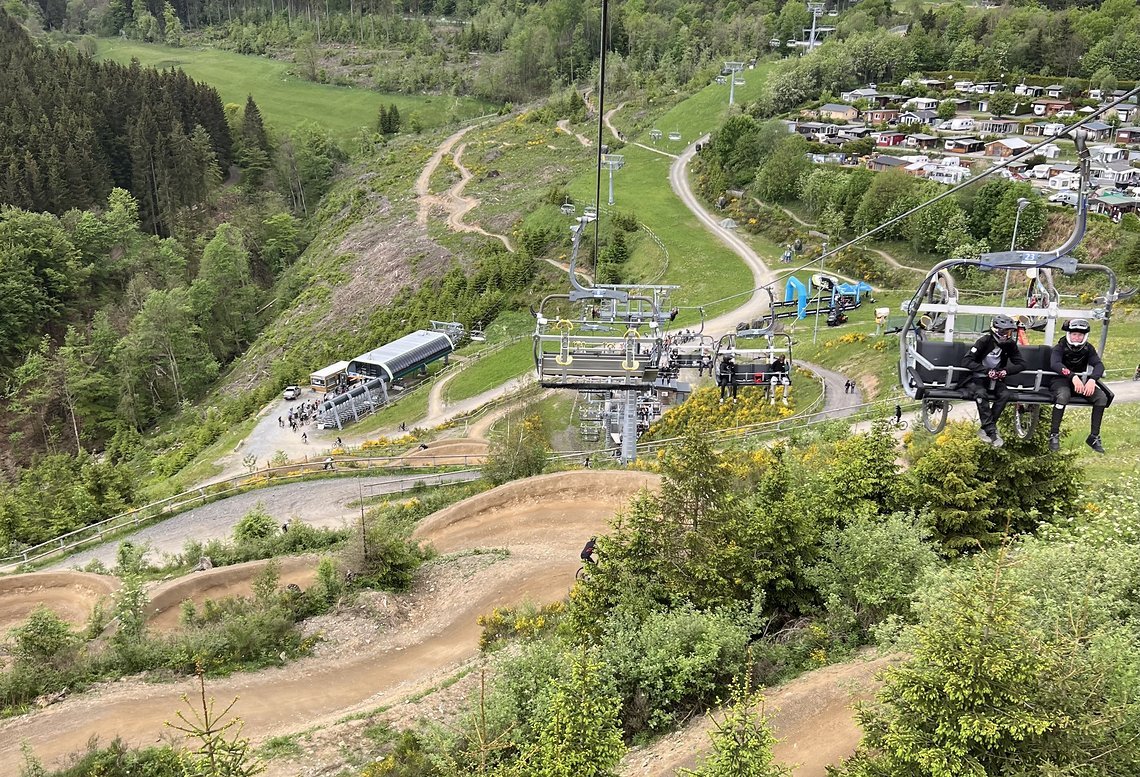 Willkommen mit der Aussicht auf den Zielberich der Orbea Enduro Challenge – hier haben wir einige schnelle Fahrerinnen und Fahrer abgelichtet.
