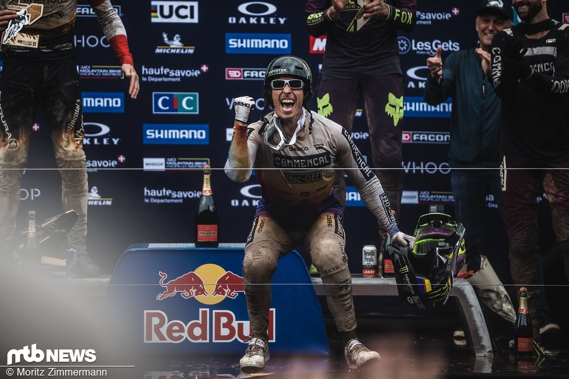 Diesen Typ muss man einfach lieben: Mit einem absolut unfassbaren Run hat Amaury Pierron nicht nur die Konkurrenz pulverisiert, sondern auf dem Podium auch noch mit einem richtig starken Style begeistert