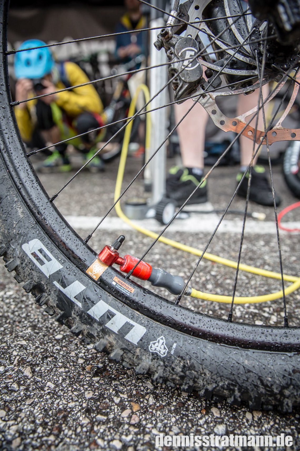 Über das rote Ventil wird der Reifen befüllt