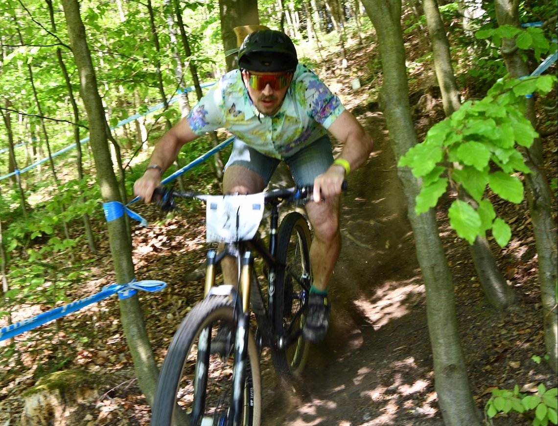 Zum Spaß-Hardtail passt die eigenwillige Rennbekleidung definitiv!