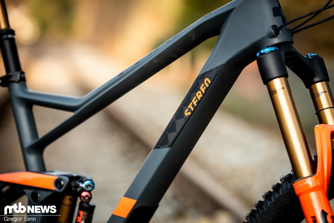 Das Cube Stereo 150 C:68 TM 29 setzt auf einen Vollcarbon-Rahmen mit einer auffälligen Linienführung.
