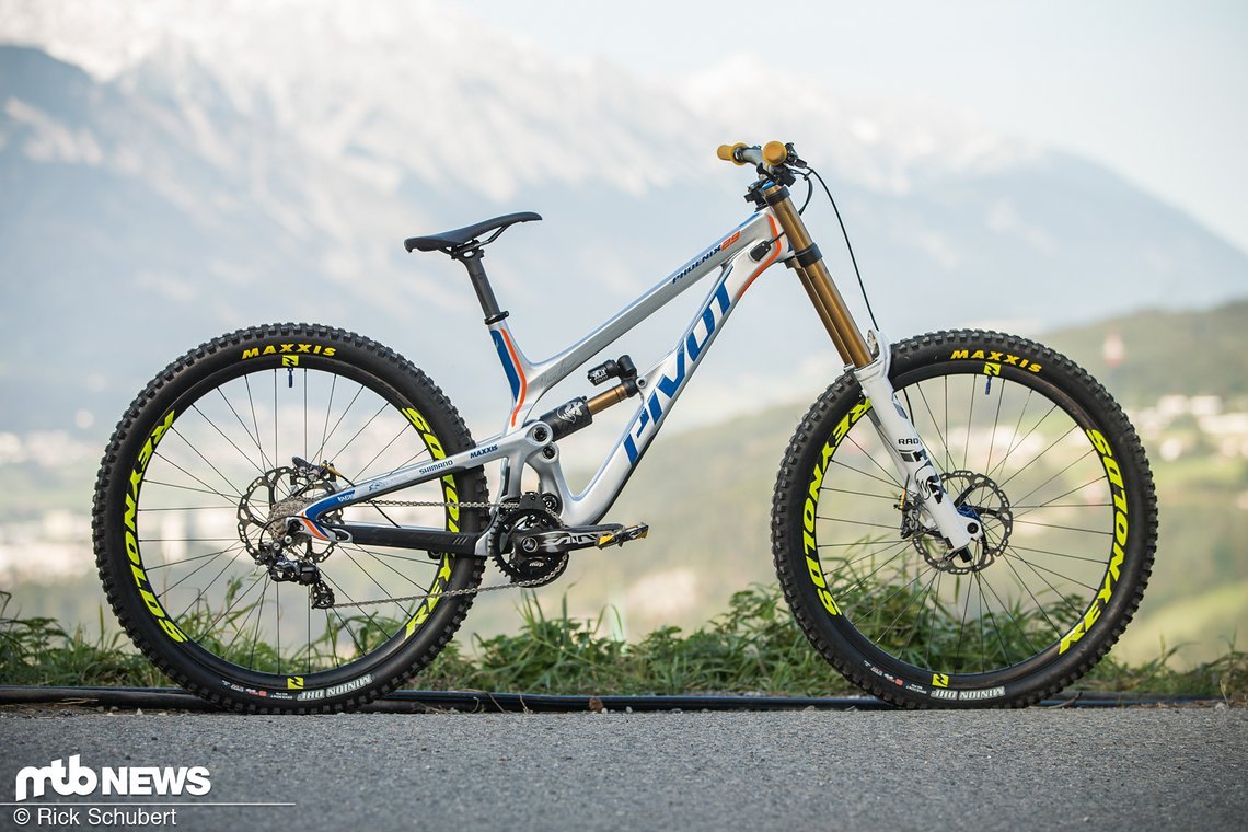 Das Pivot Phoenix von Bernard Kerr setzt vorne und hinten auf 29"-Laufräder und verfügt insgesamt über viel Carbon.