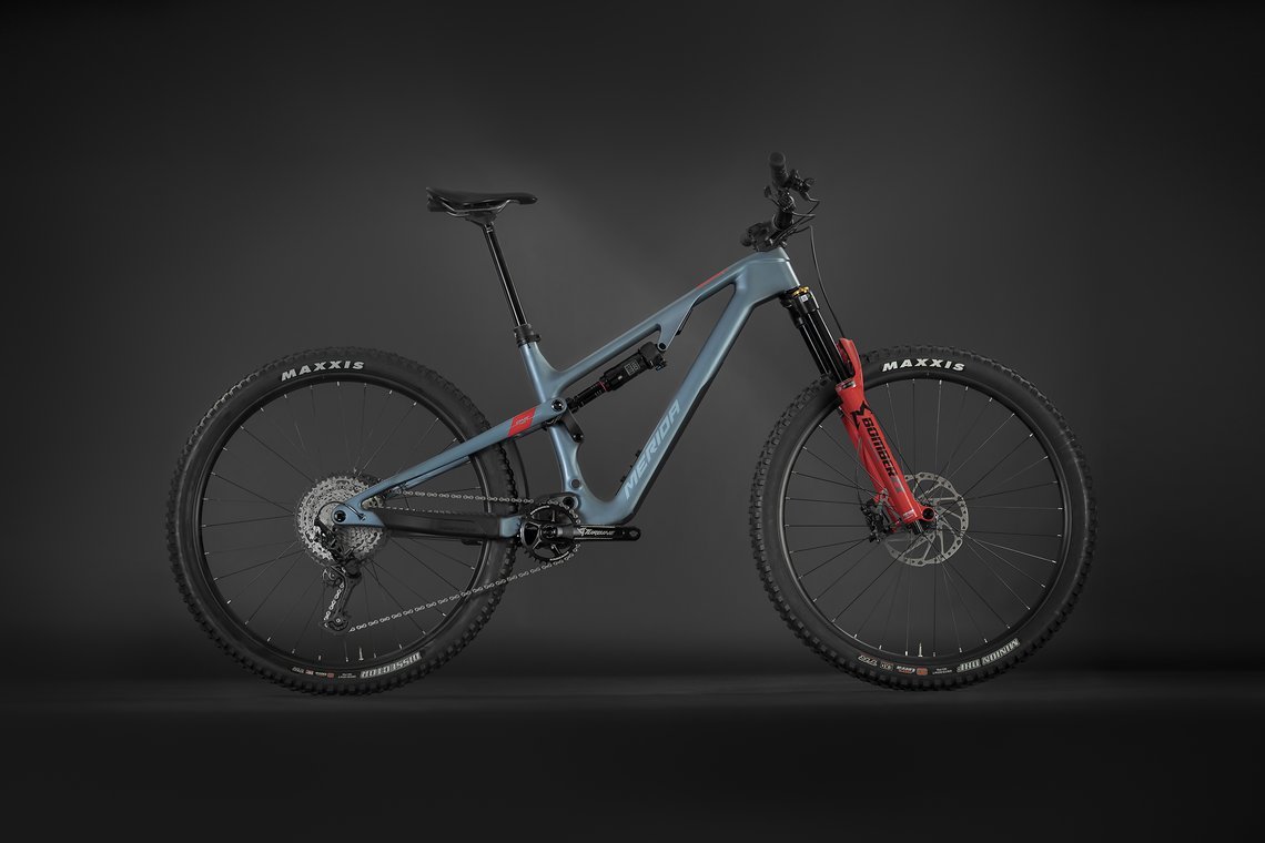 Das Merida One-Forty bietet 143 mm Federweg am Heck und ist serienmäßig mit 29"-Laufrädern in allen Größen ausgestattet. Dank Flip Chip lässt es sich aber auch als Mullet aufbauen