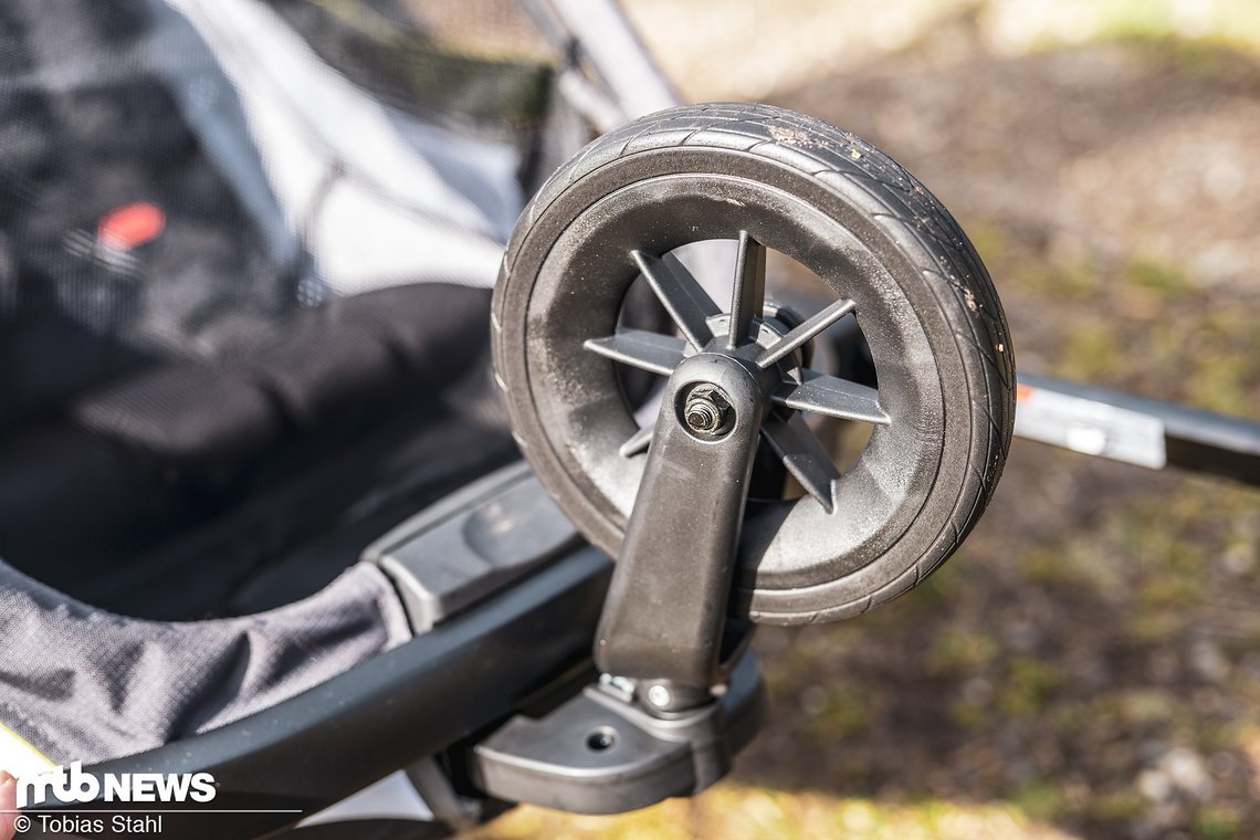 Fährt man mit dem Fahrrad, kann das Buggy-Rad einfach auf Kopf wieder in die Halterung geschoben werden und die Fahrt kann losgehen.