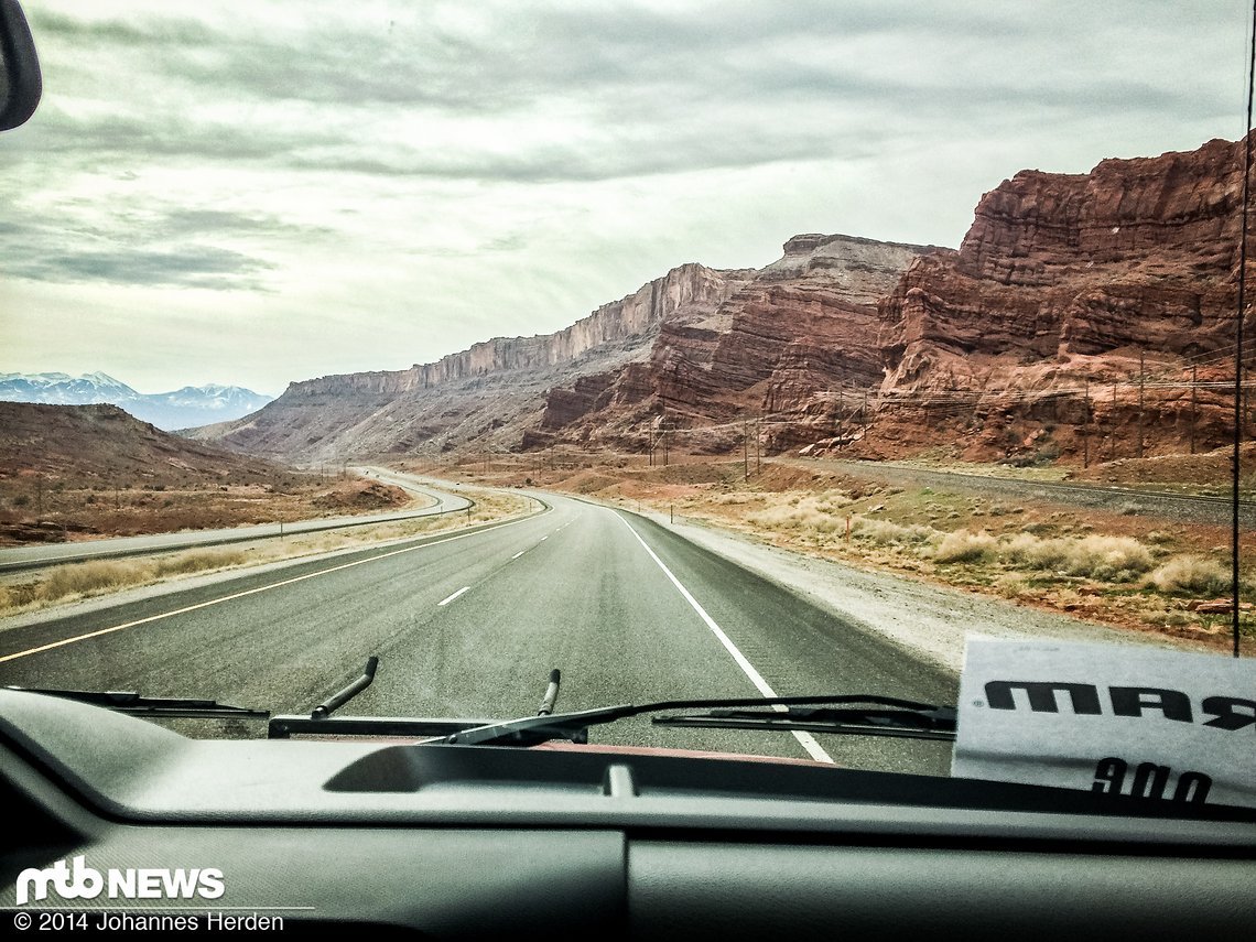 Auf dem Weg ins gelobte Land: Moab kündigt sich durch die bekannten Felsformationen an
