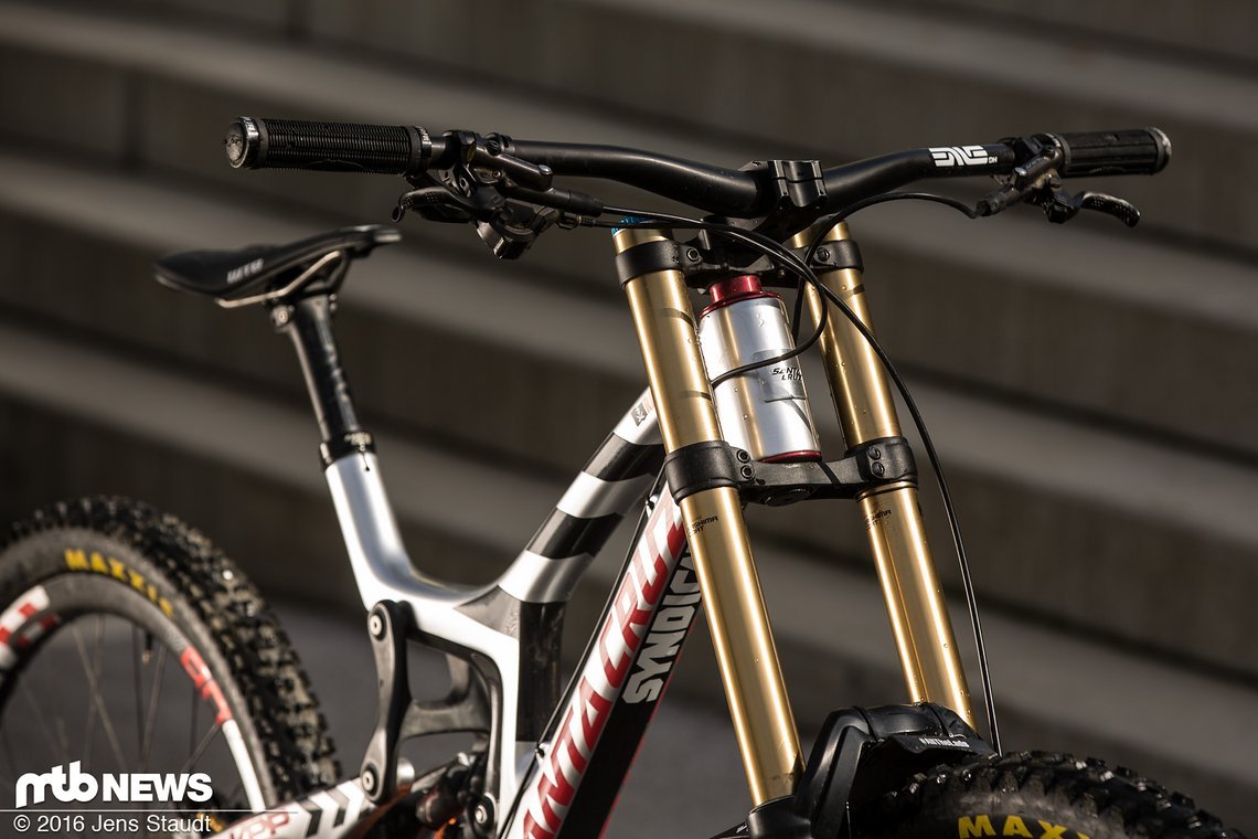 Das Cockpit besteht aus Enves Carbon DH Lenker und geschraubten Lizardskins Griffen