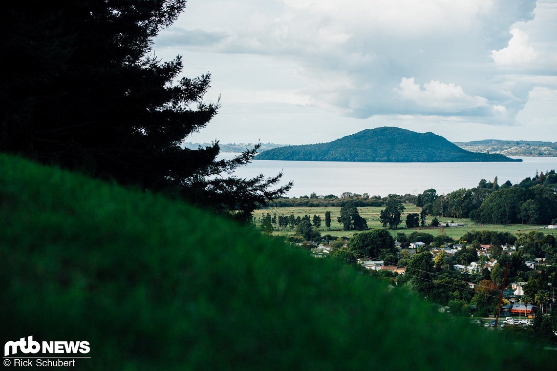Von der Downhillstrecke gibt es einen wunderschönen Blick auf den Rotorua See