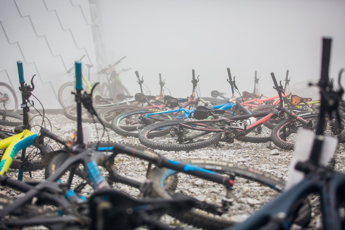 Fein säuberlich aufgereiht finden sich die Bikes vor dem Start
