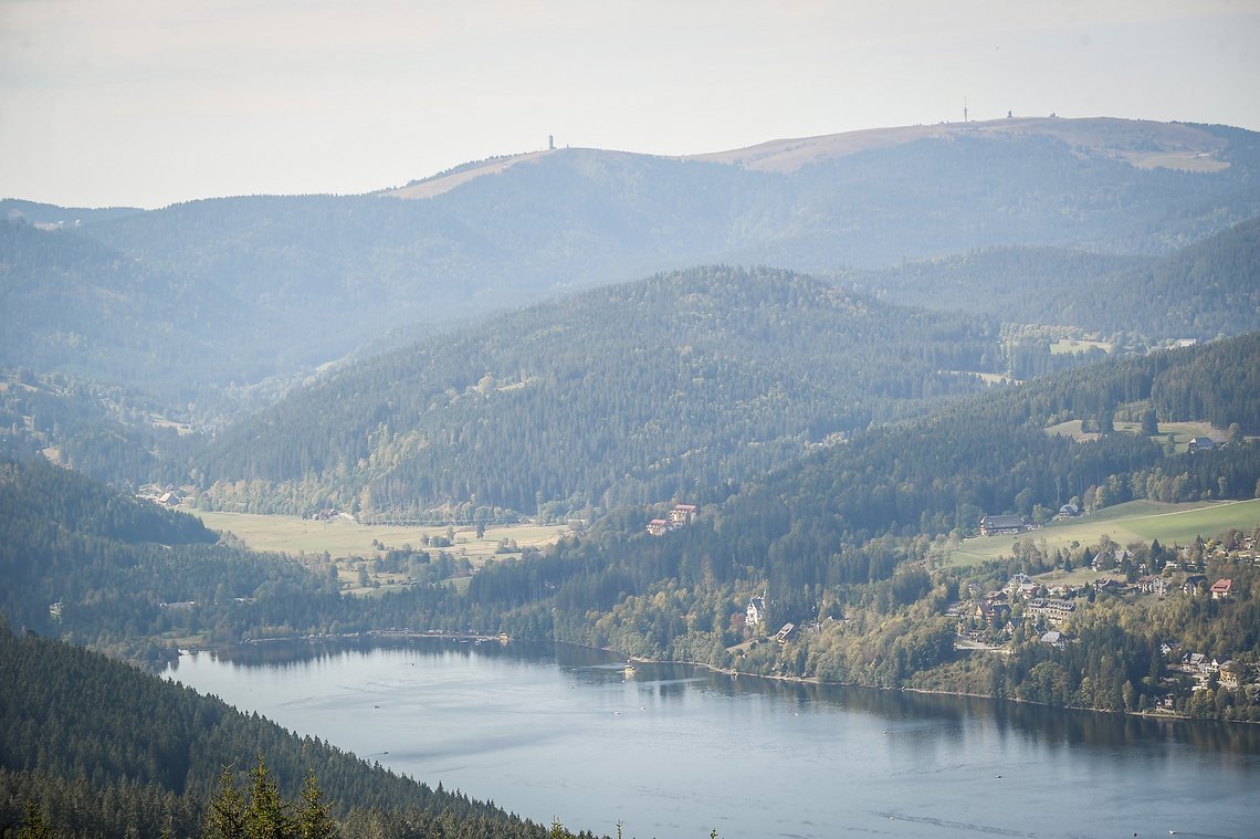 Landschaftlich lohnt sich ein Blick in die Umgebung am Fuße des Hochfirstturms