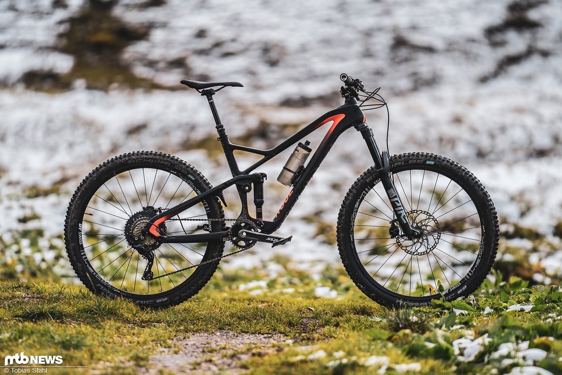 Für 2.999 € gibt es bei Rose einen leichten Carbon-Rahmen und eine grundsolide Ausstattung