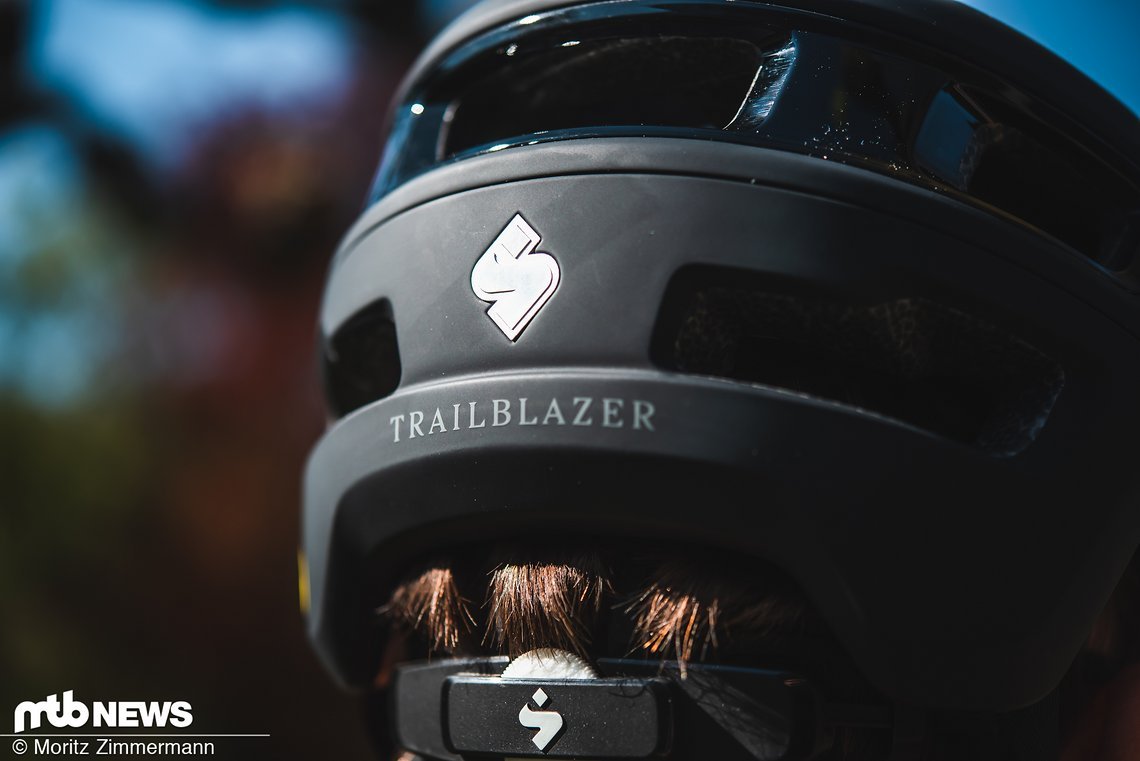 Die Kombination aus glänzendem und mattem Lack sowie den schicken Aluminium-Logos verleiht dem Sweet Protection Trailblazer Mips einen coolen und hochwertigen Look.