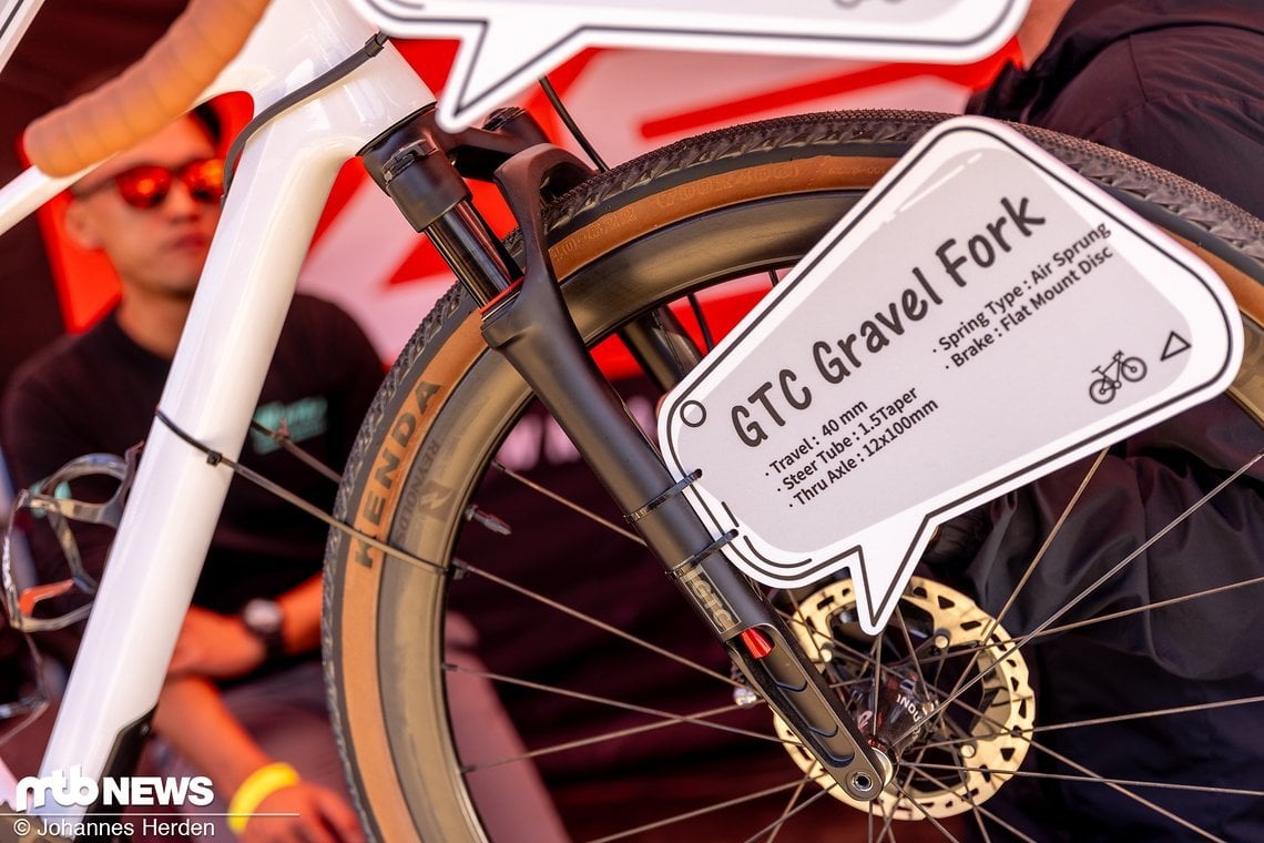 Die Kindshock GTX Gravel-Federgabel bietet 40 mm Federweg und schlägt optisch einen ganz anderen Weg ein als RockShox und Co.