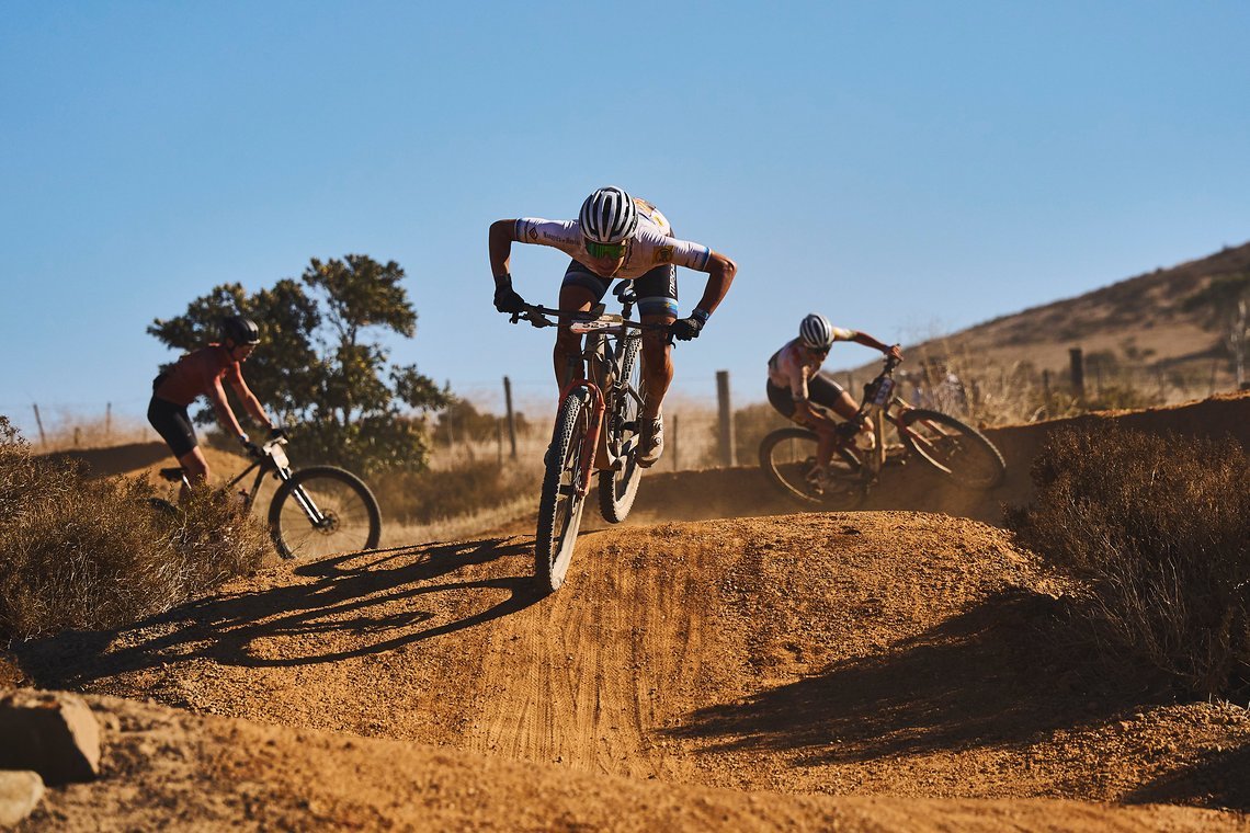 Bei den Damen kommt das Team Buff Megamo in Fahrt. Rosa van Doorn gibt im Downhill alles. Gestern lief es für die Niederländerin und ihre Schweizer Partnerin Janina Wüst noch nicht nach Plan.