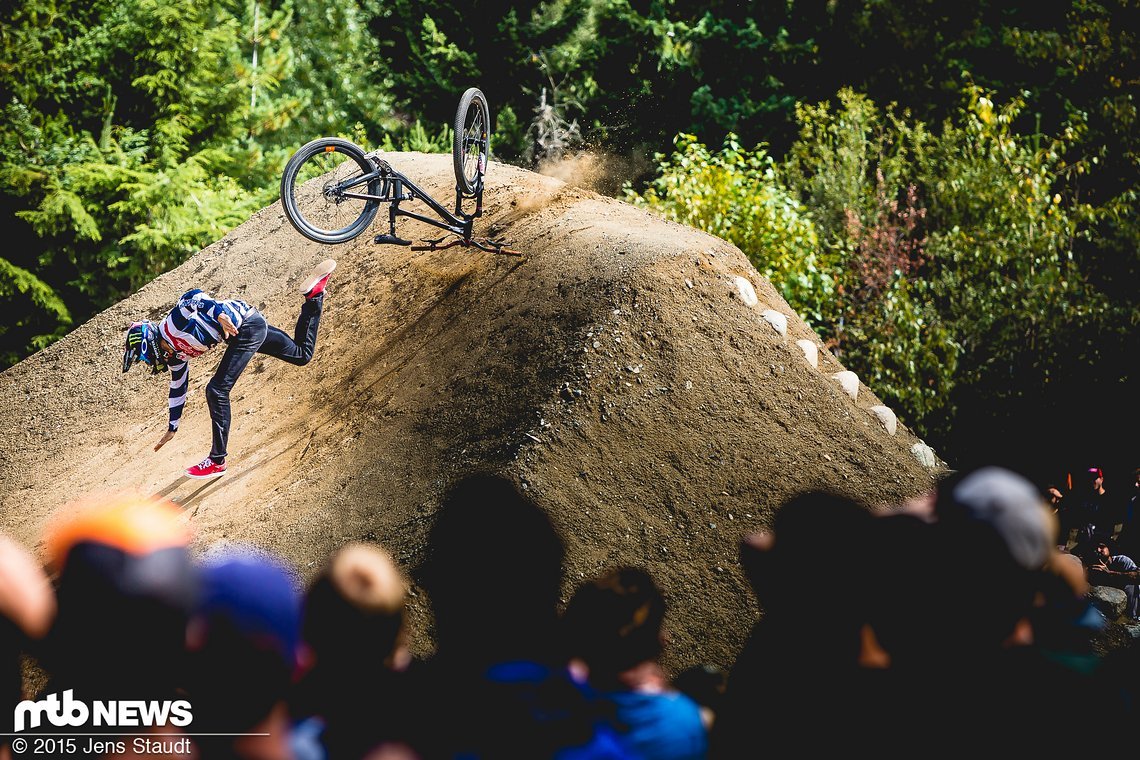 Cam Zink stürzt