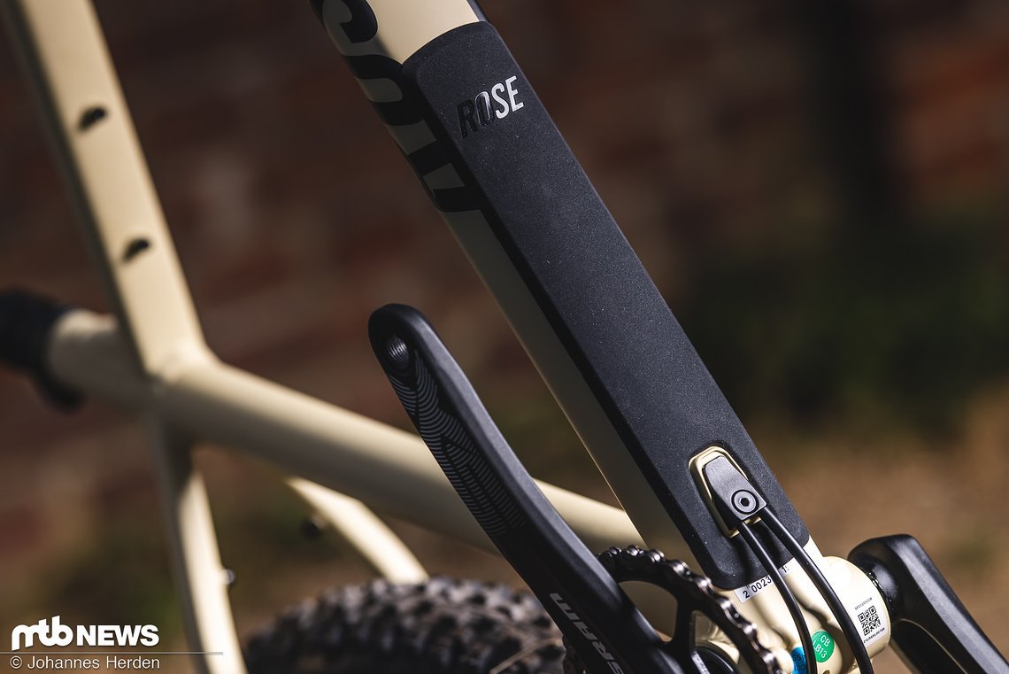 Obwohl kein Carbon-Bike, gibt Rose mit einer Kunststoffverkleidung Acht auf möglichen Steinschlag.