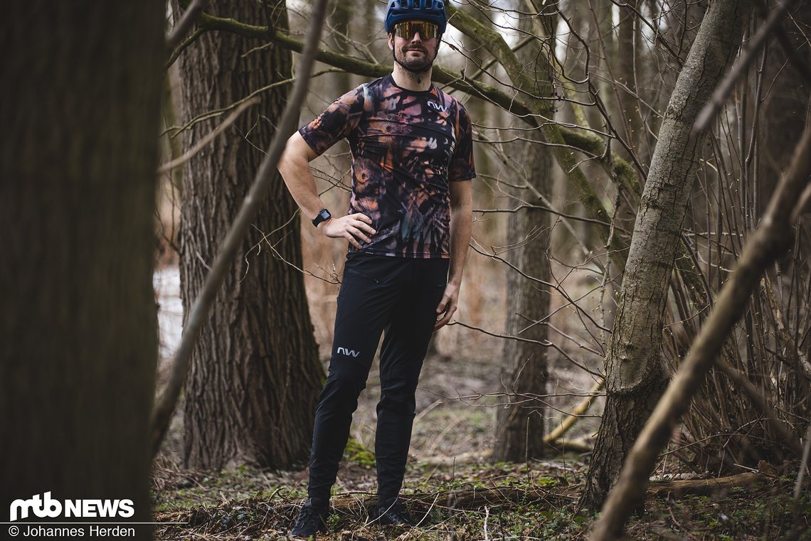 Farbenfroh! Das Bomb Flower Jersey mit kurzen Ärmeln ist nicht unauffällig. Auch dieses Jersey trägt Hannes in Größe XL