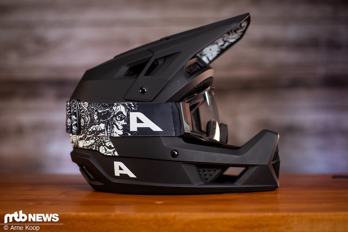 Konzipiert für den Fullface-Helm-Einsatz, soll die Circus Goggle nicht nur aggressiv und stylish aussehen.
