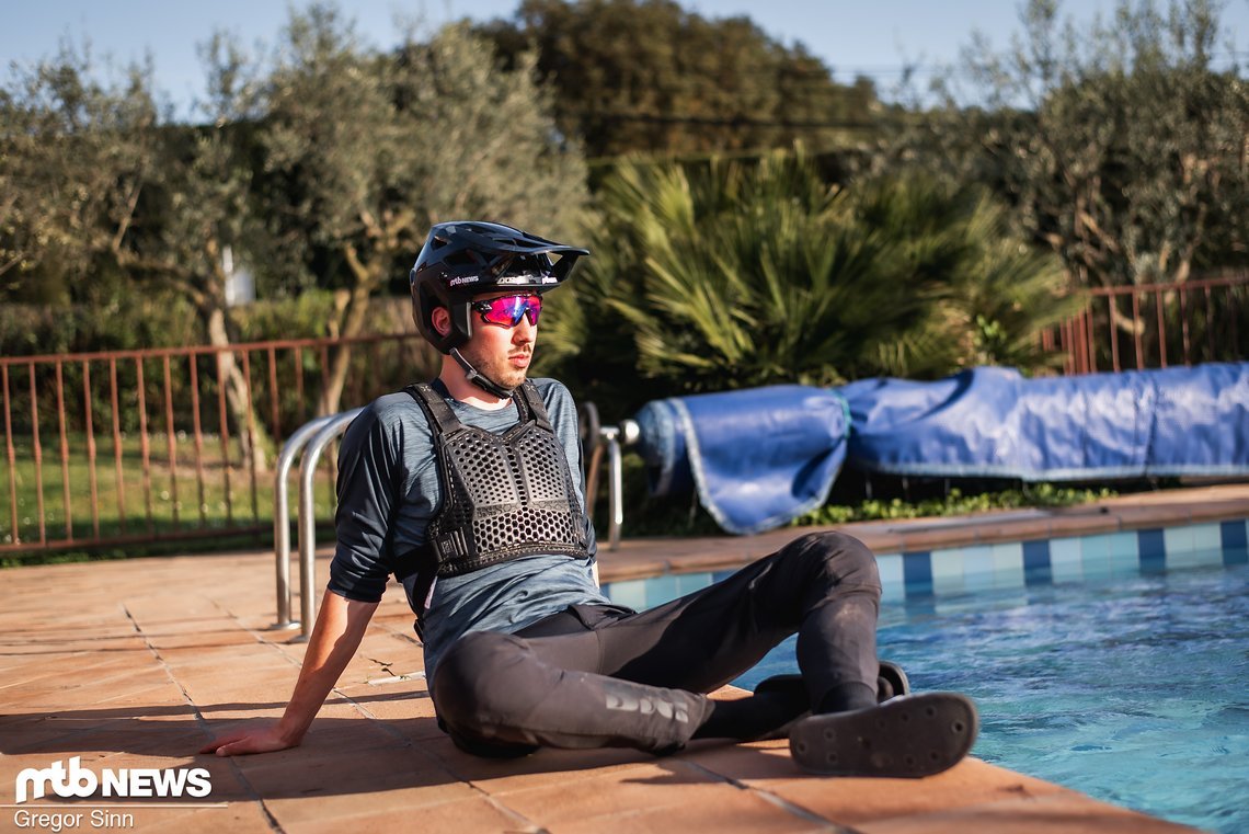 Jung, brutal, gutaussehend: Dass Arne auf dem Bike und am Pool eine gute Figur macht, ist so sicher wie das Amen in der Kirche
