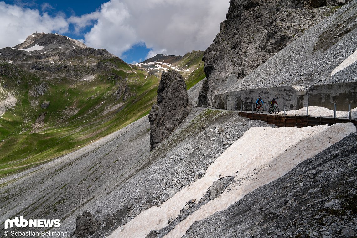 Kurze Transferpassage durch alpinen Fels
